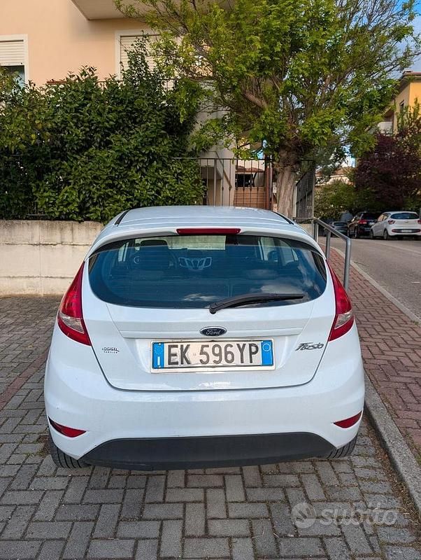 Usata Ford Fiesta 96 CV (70 kW) 2011 Bianco Utilitaria