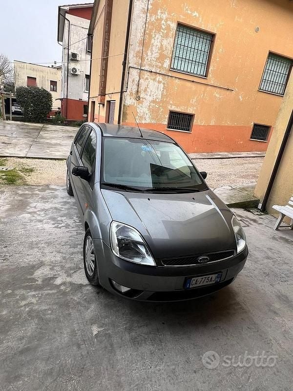 Usata Ford Fiesta 2002 Grigio Utilitaria