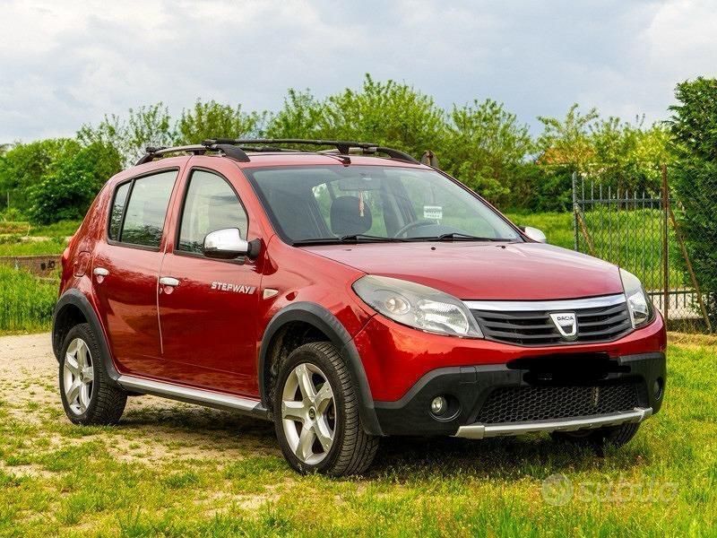 Rosso Usata 2012 Dacia Sandero Due volumi | 4200 € (Buon prezzo) - Immagine 1/4