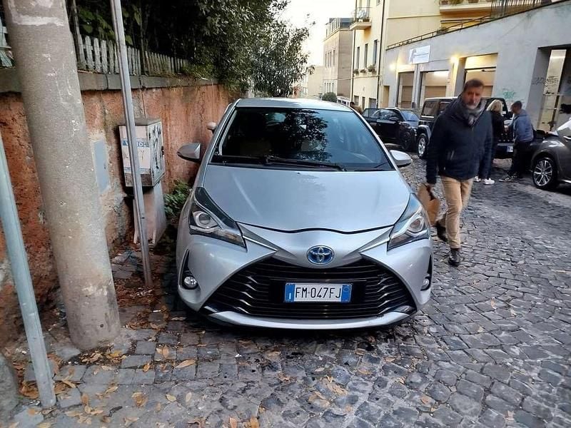Usata Toyota Yaris Hybrid Active 73 CV (53 kW) 2017 Argento Berlina