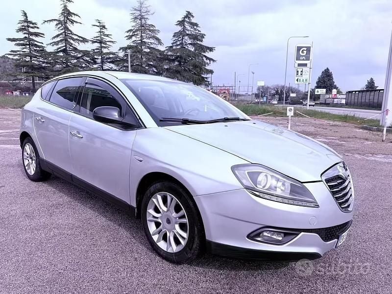 Usado Lancia Delta 120 CV (88 kW) 2011 Gris Utilitario