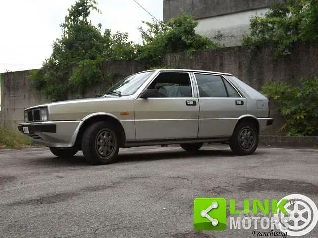 Usata Lancia Beta 77 CV (56 kW) 1984 Grigio Berlina