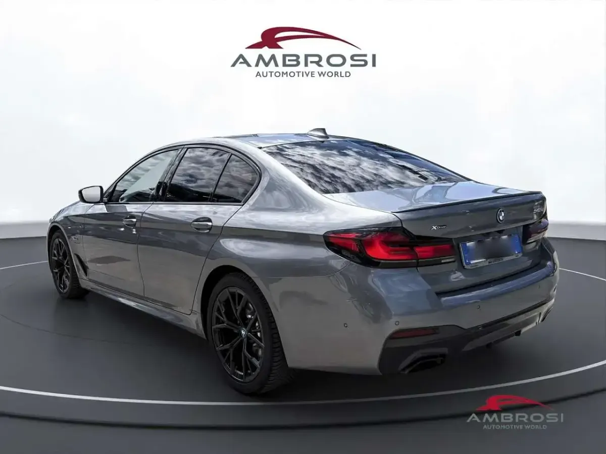 Usata BMW 545e M Sport 394 CV (289 kW) 2022 Grigio Berlina