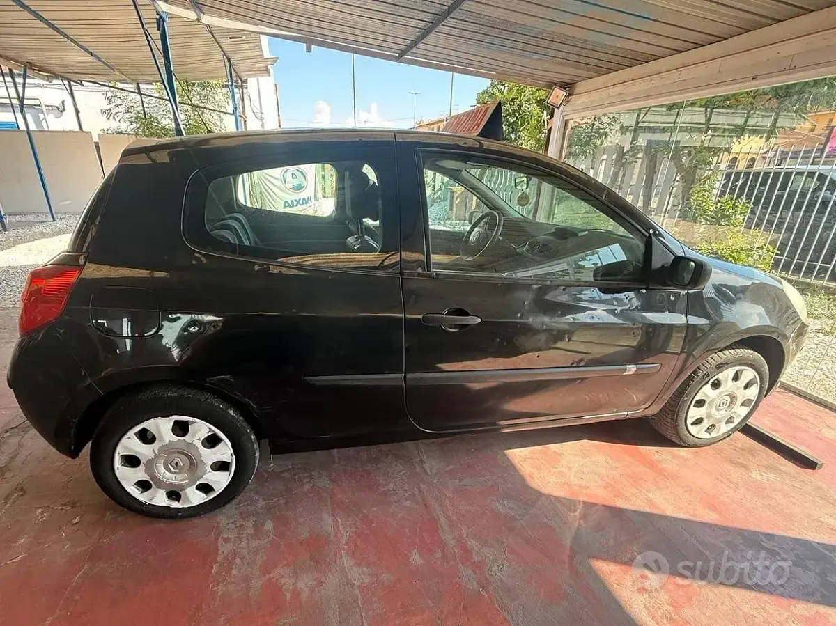 Usata Renault Clio II Dynamique 98 CV (72 kW) 2006 Nero Berlina