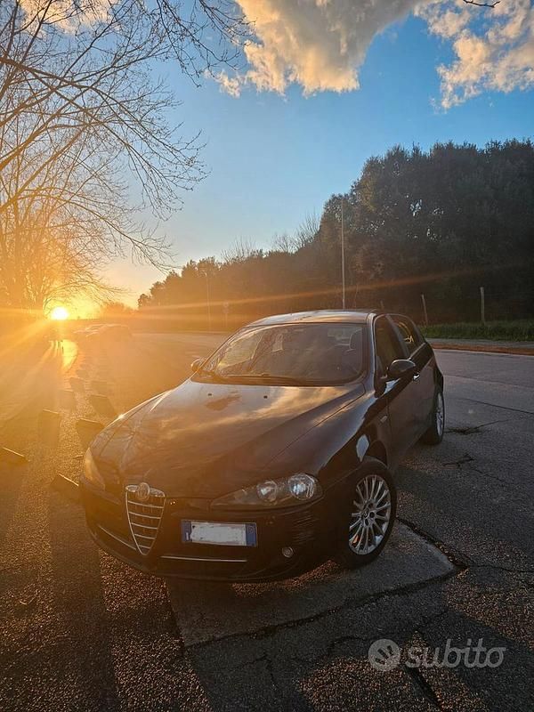 Usata Alfa Romeo 147 120 CV (88 kW) 2006 Blu Utilitaria