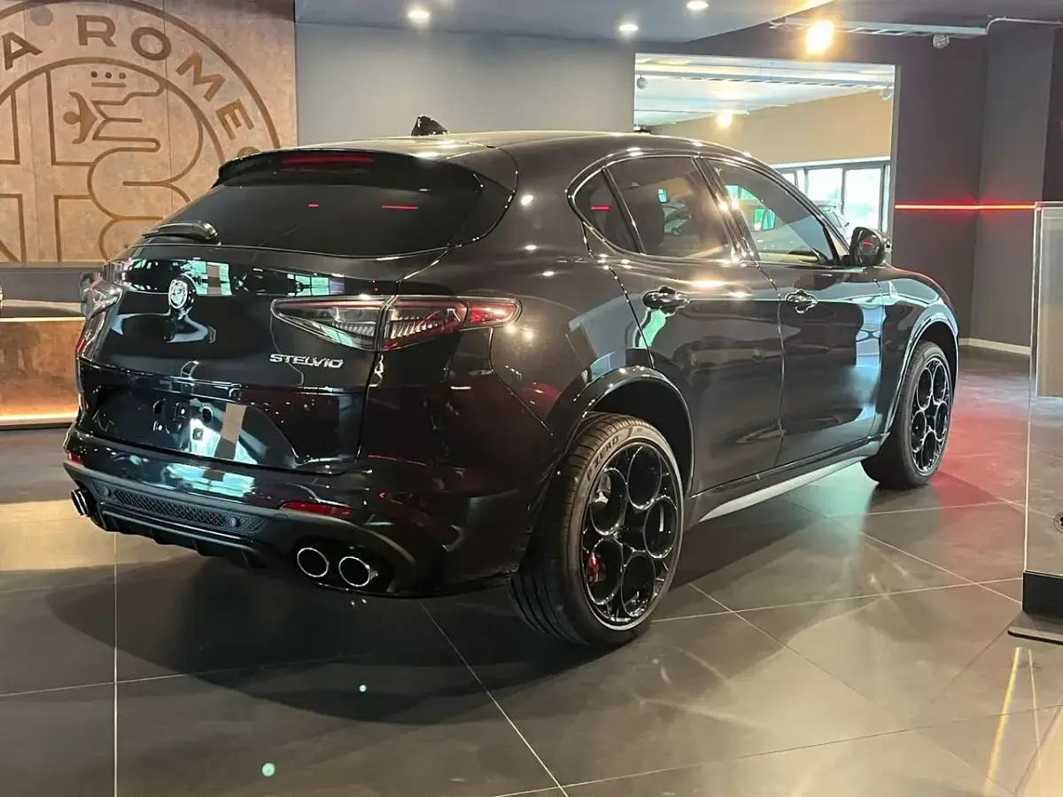 Nuova Alfa Romeo Stelvio Quadrifoglio 521 CV (383 kW) 2026 Nero vulcano SUV