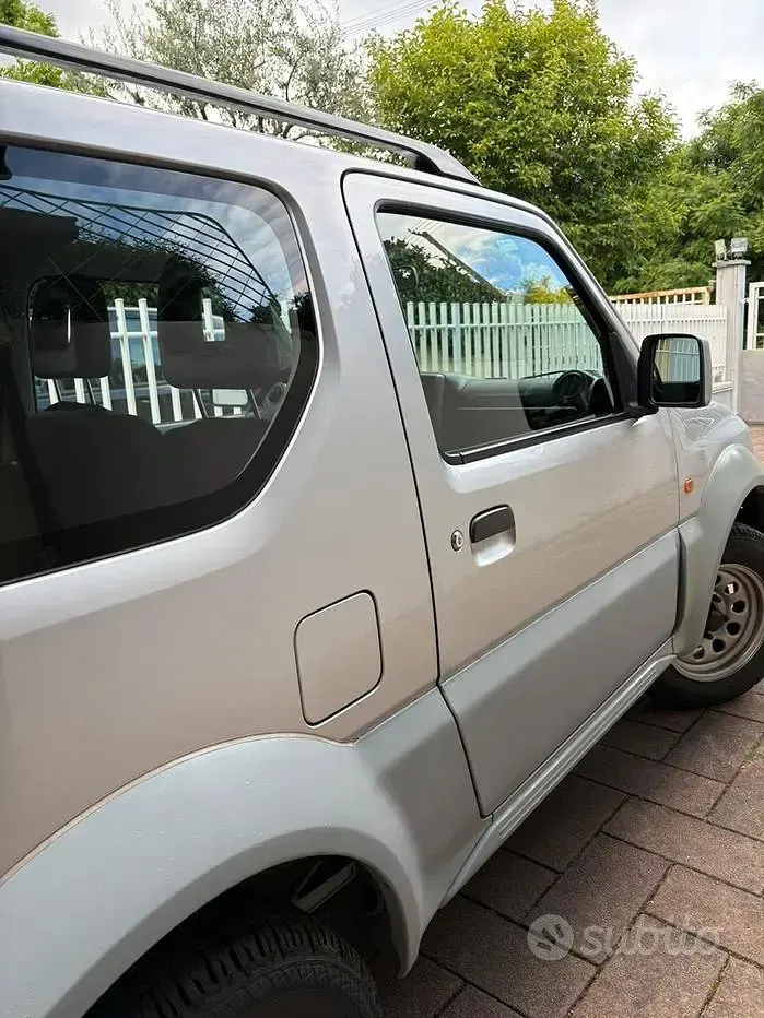 Usata Suzuki Jimny 85 CV (62 kW) 2008 Grigio SUV