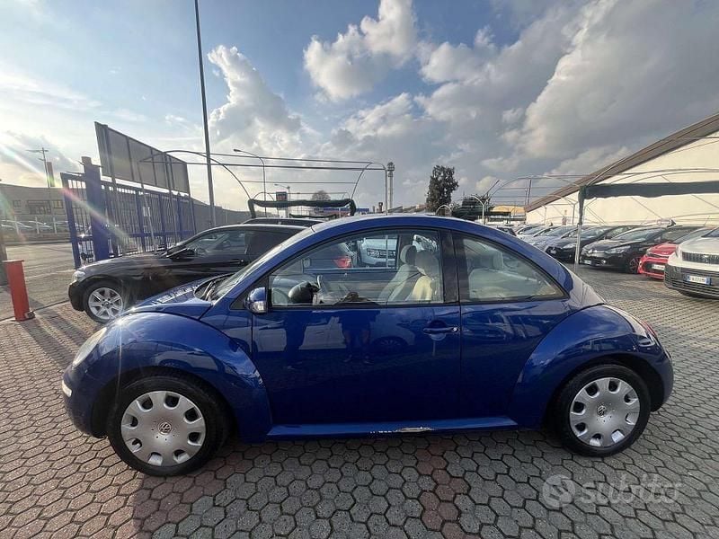 Usata VW New Beetle 102 CV (75 kW) 2007 Blu Utilitaria