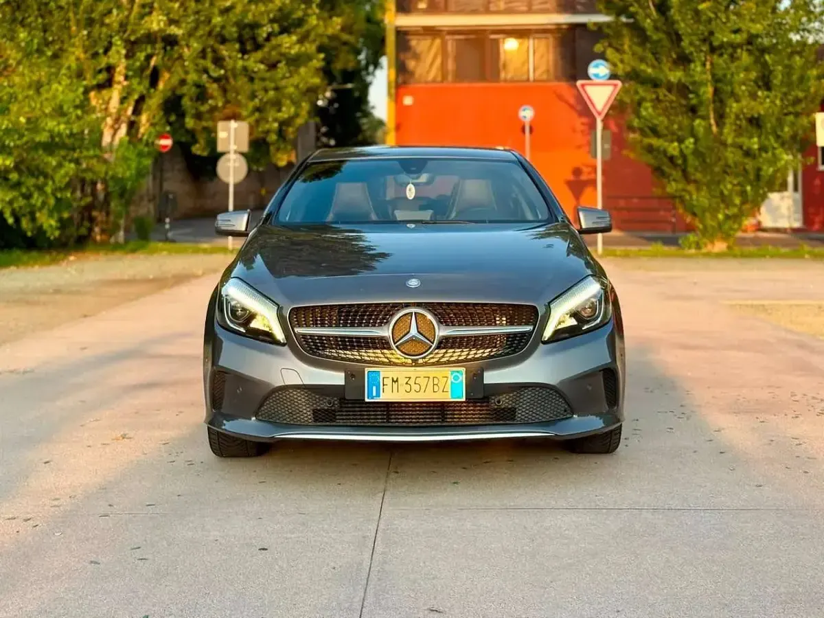 Usata Mercedes A180 109 CV (80 kW) 2017 Grigio Utilitaria