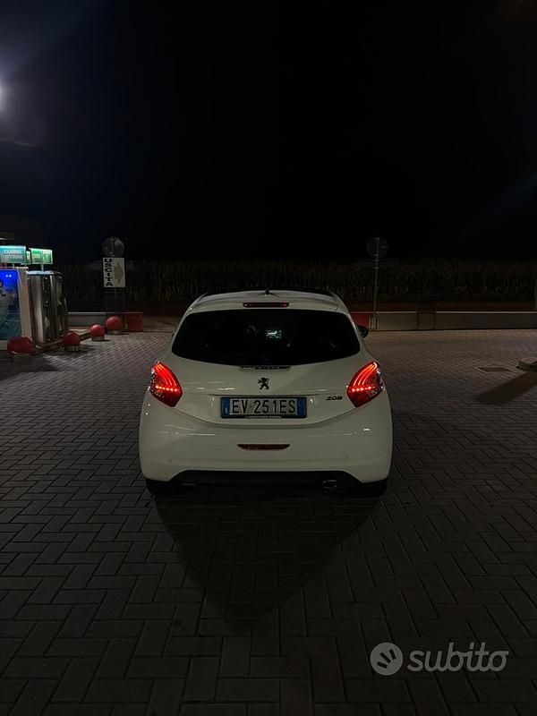 Usata Peugeot 208 68 CV (50 kW) 2014 Bianco Utilitaria