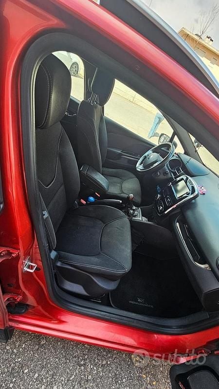 Usata Renault Clio GrandTour 90 CV (66 kW) 2014 Rosso Station wagon