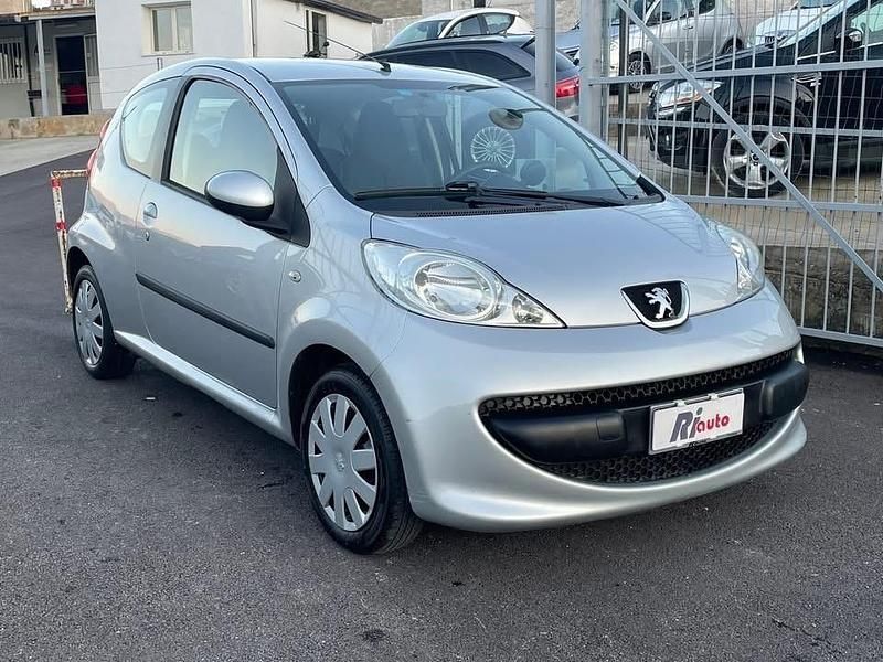 Usata Peugeot 107 68 CV (50 kW) 2006 Argento Utilitaria