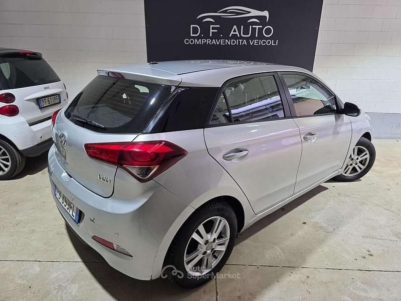 Usata Hyundai i20 83 CV (61 kW) 2015 Argento Berlina