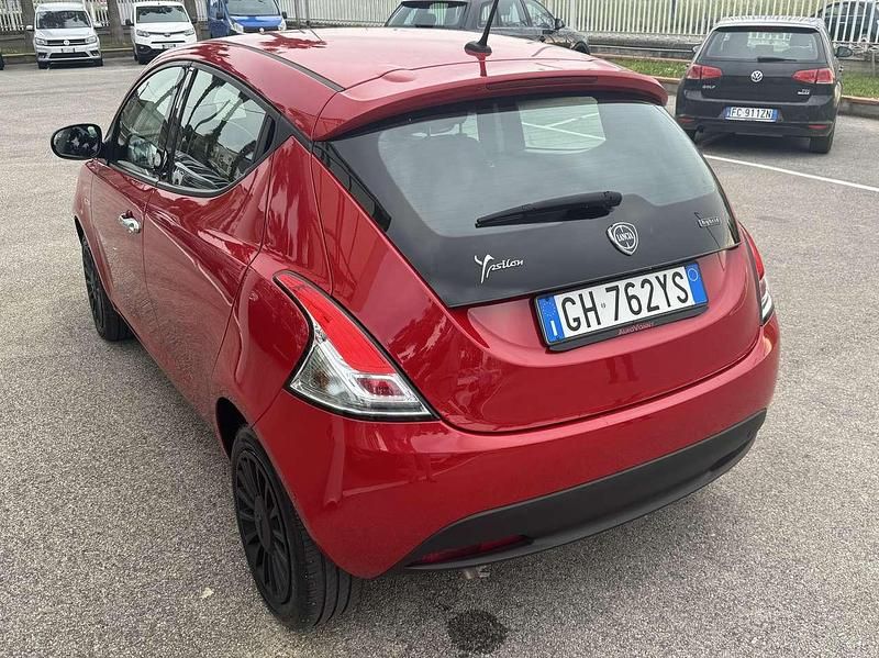 Usata Lancia Ypsilon Silver 69 CV (50 kW) 2022 Rosso Utilitaria