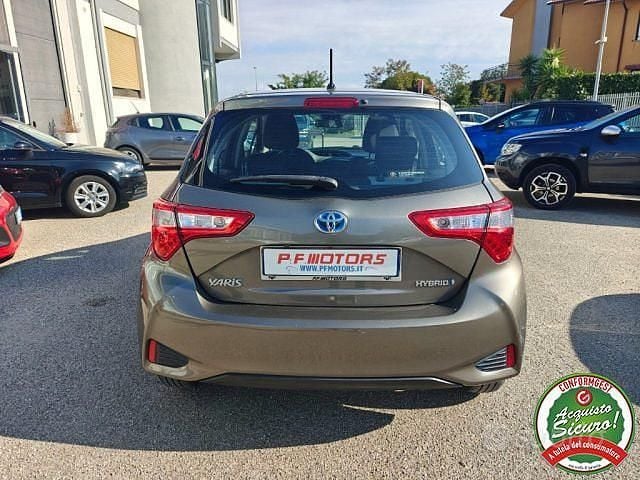 Usata Toyota Yaris Hybrid Active 73 CV (53 kW) 2017 Grigio Berlina