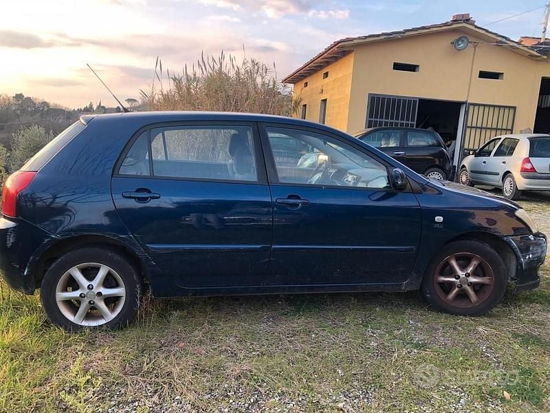 Usata Toyota Corolla 97 CV (71 kW) 2004 Blu Berlina