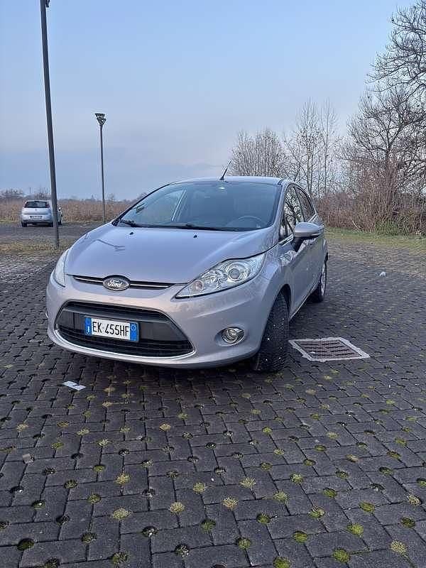 Argento Usata 2011 Ford Fiesta Business Edition Berlina | 5600 € (Buon prezzo) - Immagine 1/4