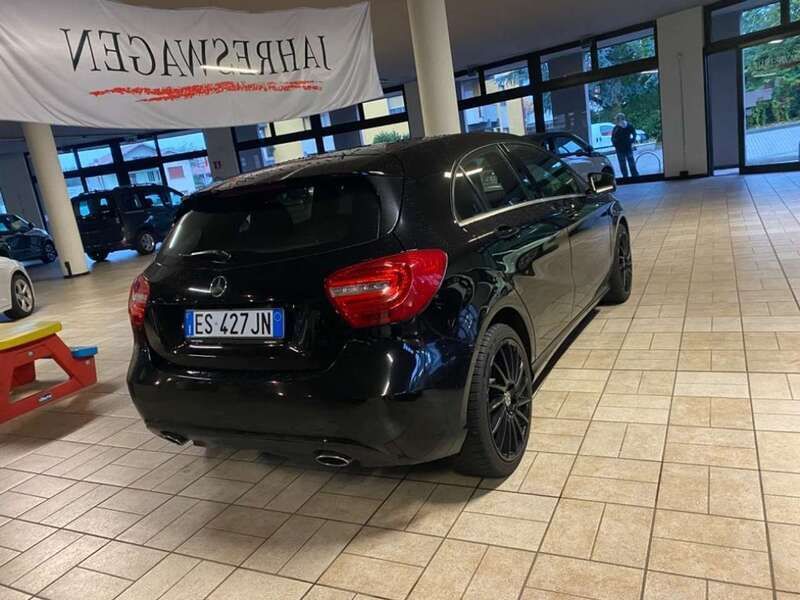 Usata Mercedes A180 109 CV (80 kW) 2013 Nero pastello Utilitaria