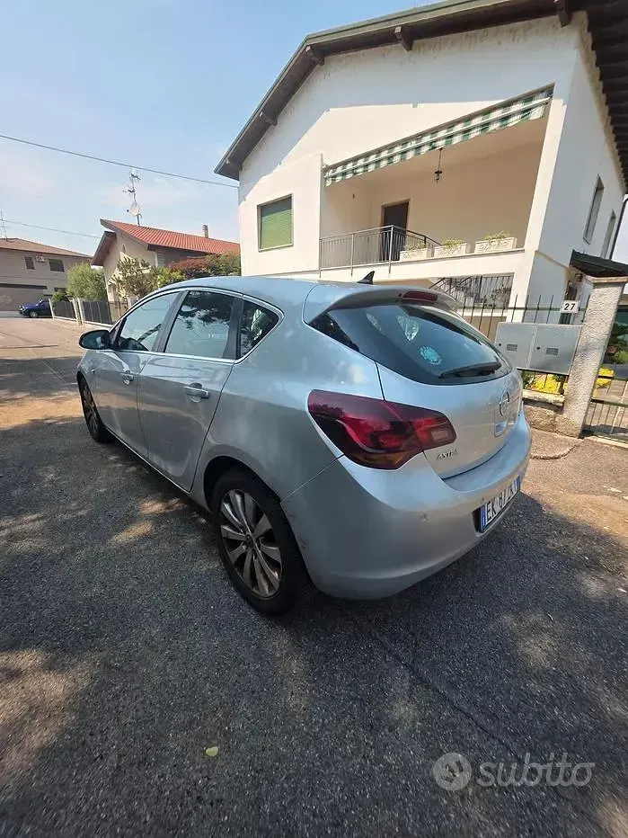 Usata Opel Astra 130 CV (95 kW) 2012 Grigio Berlina