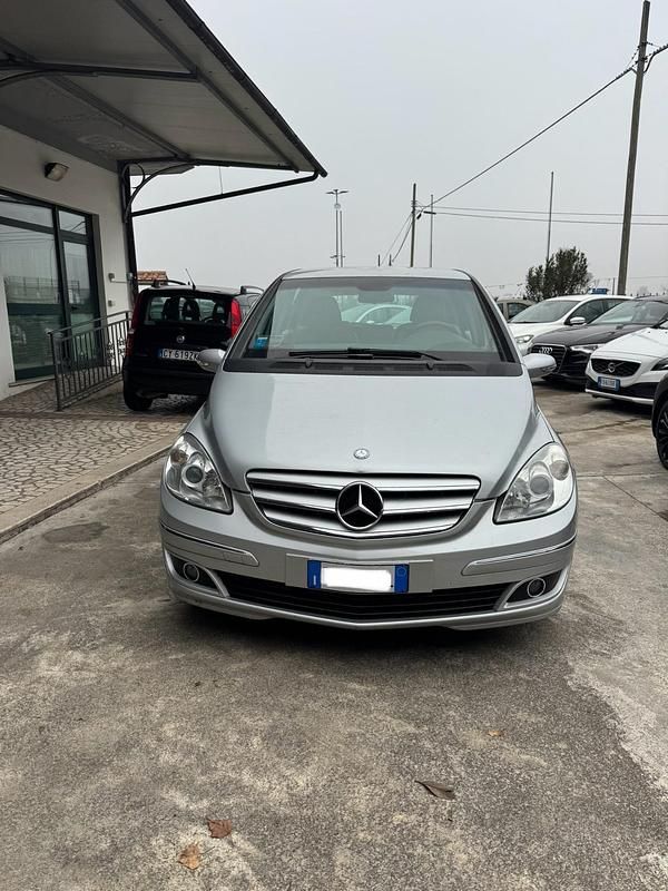 Usata Mercedes B200 140 CV (102 kW) 2008 Argento Monovolume