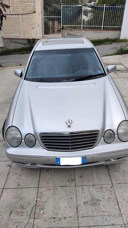Usata Mercedes E200 Avantgarde 186 CV (136 kW) 2000 Argento Berlina