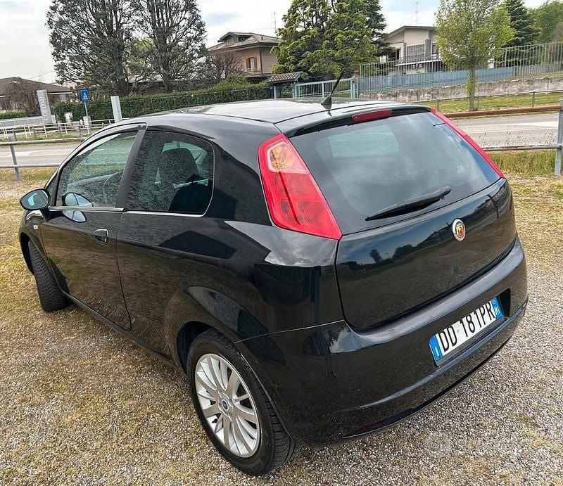 Usata Fiat Grande Punto 95 CV (69 kW) 2006 Nero Utilitaria