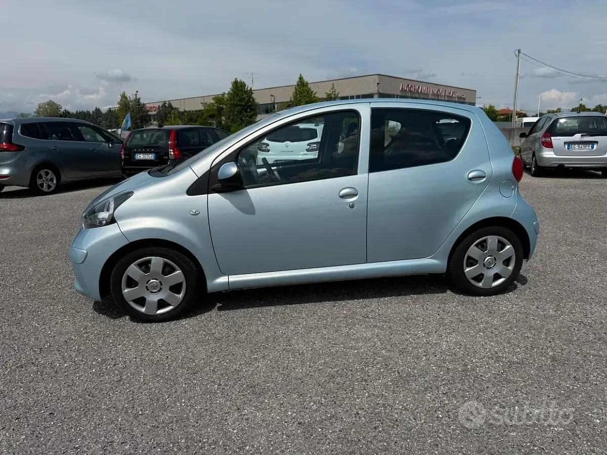 Usado Toyota Aygo 68 HP (50 kW) 2007 Azul Citadino