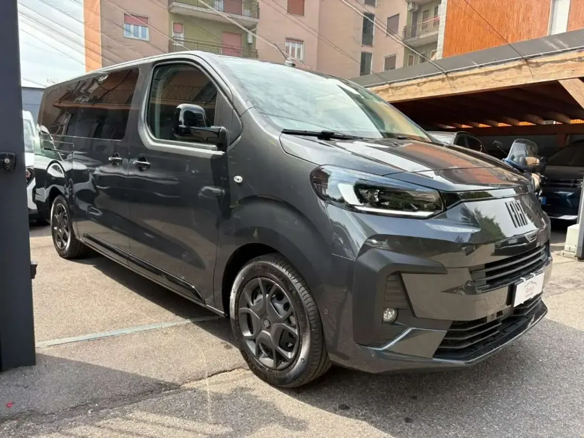 Usata Fiat Ulysse 130 kW (177 CV) 2025 Grigio scuro Monovolume