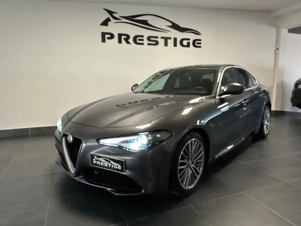 Usata Alfa Romeo Giulia 180 CV (132 kW) 2016 Grigio Berlina