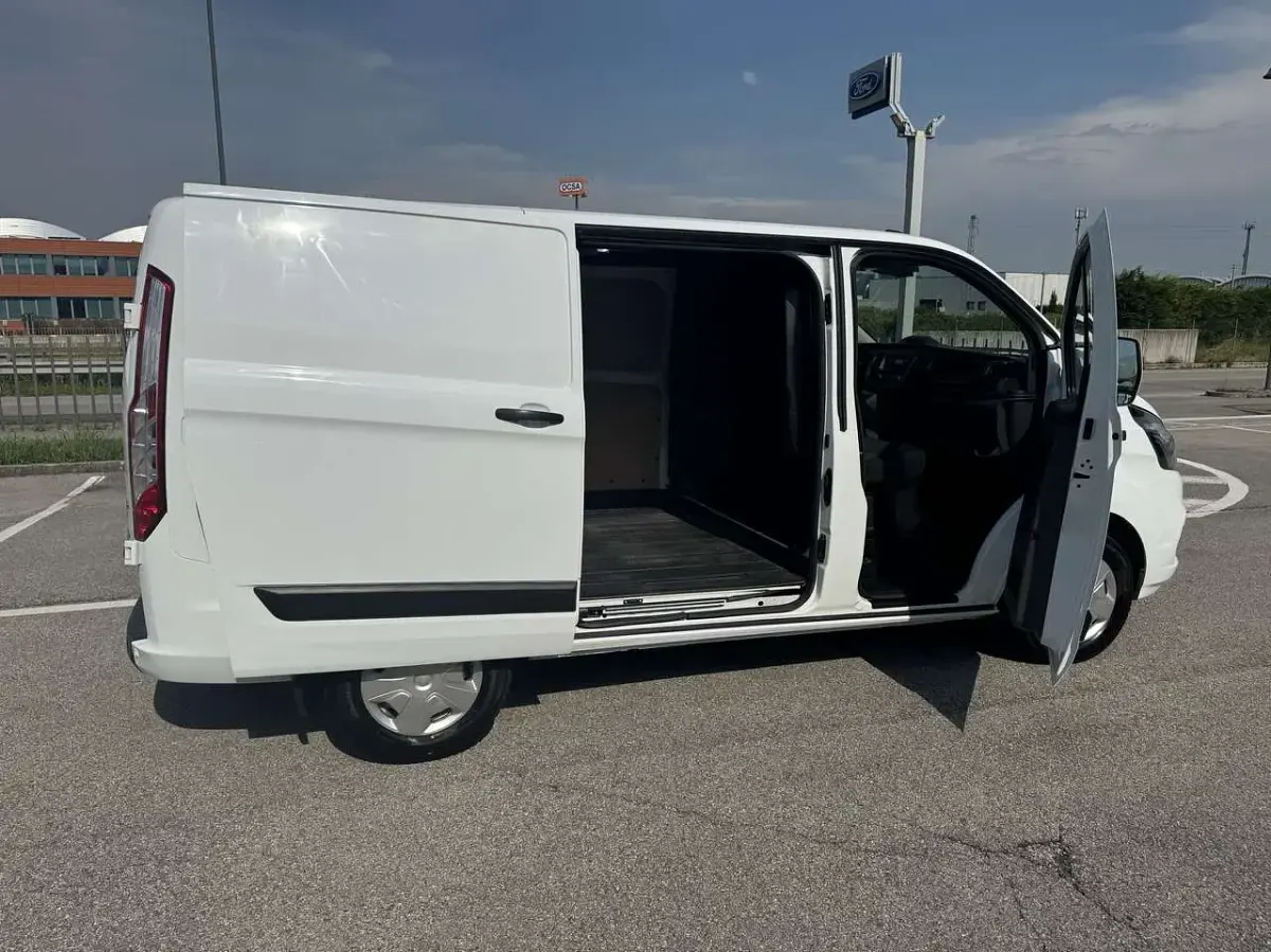 Usata Ford Transit Custom Trend 129 CV (94 kW) 2023 Frozen white Furgone