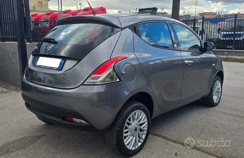 Usata Lancia Ypsilon Gold 85 CV (62 kW) 2013 Grigio scuro Utilitaria