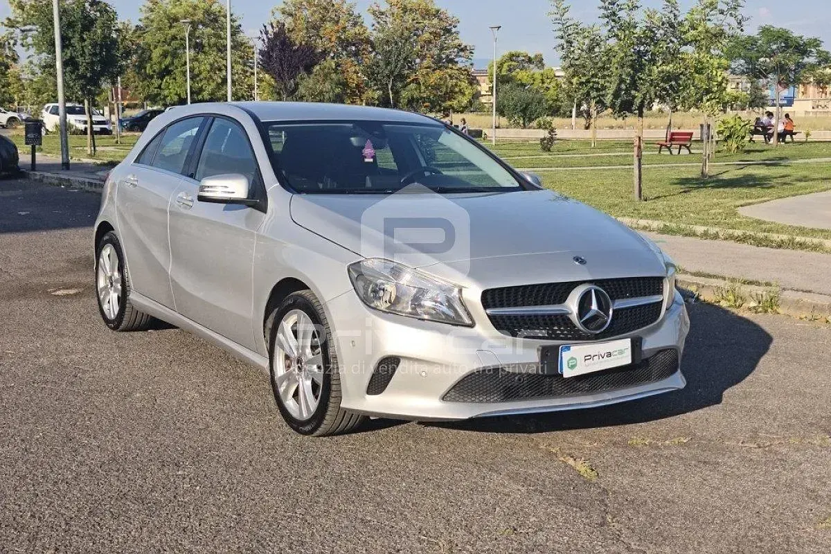 Usata Mercedes A180 109 CV (80 kW) 2017 Grigio Berlina