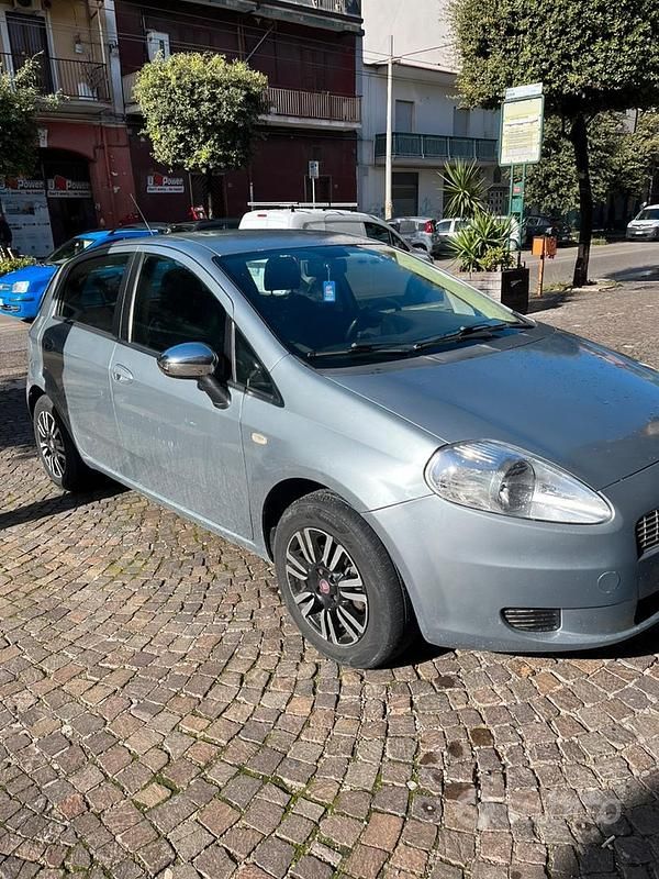 Usata Fiat Grande Punto 75 CV (55 kW) 2008 Grigio Utilitaria