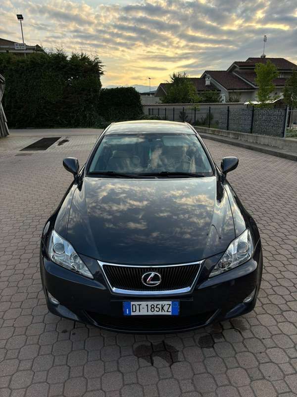 Nero Usata 2008 Lexus IS220d Luxury Line Tre volumi | 6000 € (Buon prezzo) - Immagine 1/4