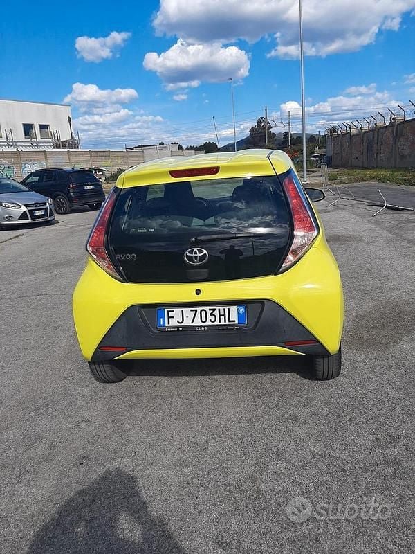 Usata Toyota Aygo 69 CV (50 kW) 2018 Giallo Utilitaria