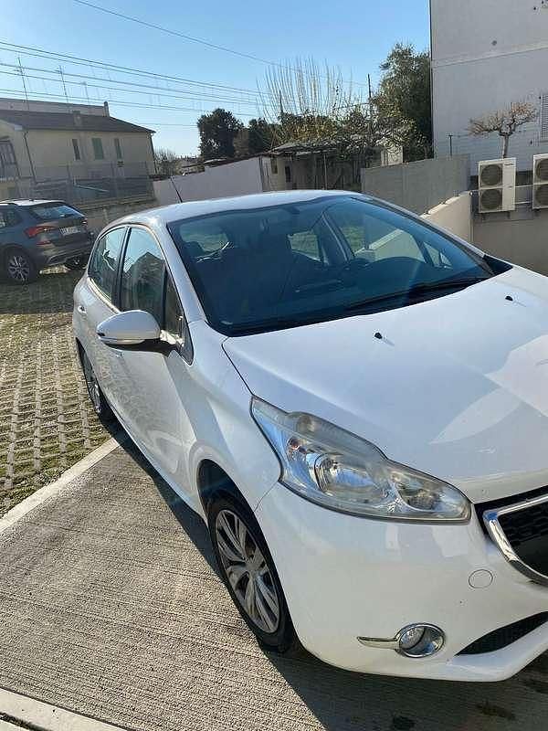 Usata Peugeot 208 Active 68 CV (50 kW) 2014 Bianco Utilitaria
