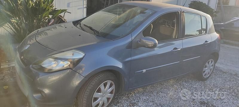 Grigio Usata 2010 Renault Clio II Tre volumi | 3500 € (Buon prezzo) - Immagine 1/4