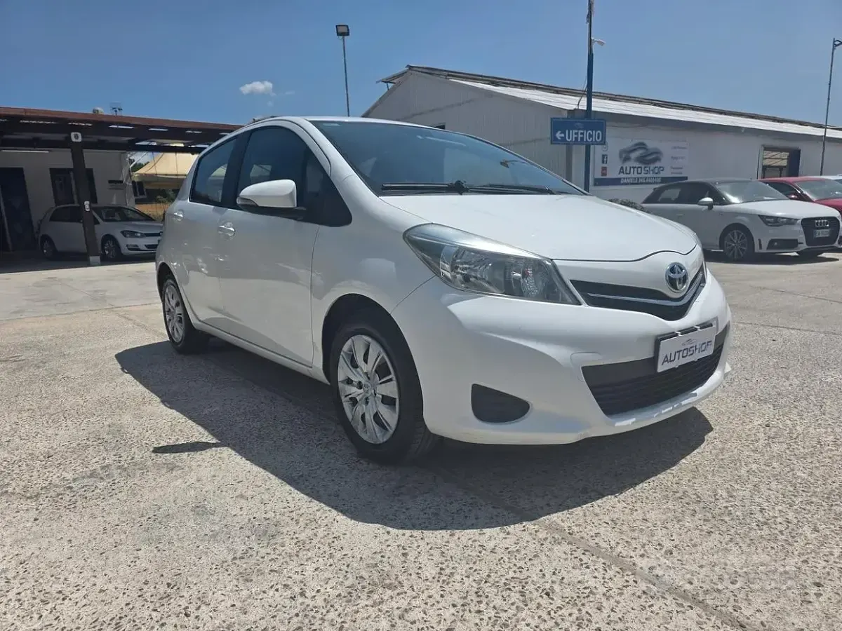 Usata Toyota Yaris Lounge 69 CV (50 kW) 2012 Bianco Utilitaria