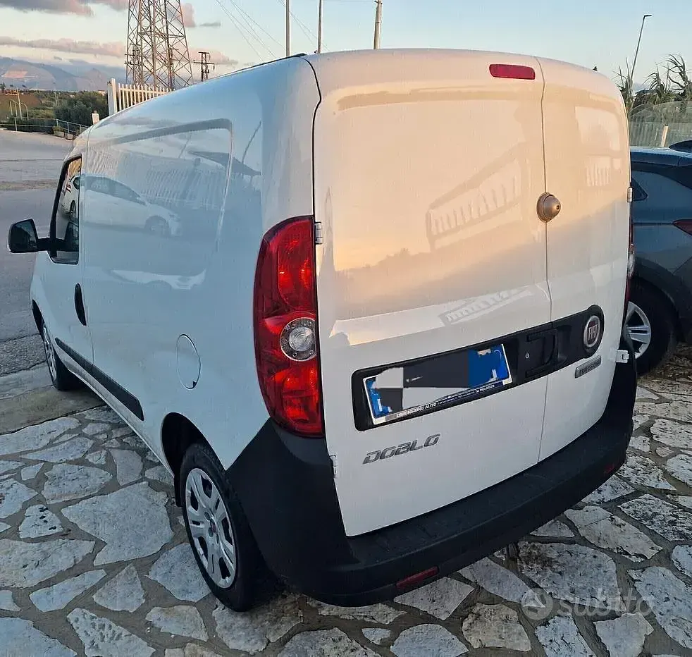 Usata Fiat Doblò Lounge 105 CV (77 kW) 2022 Bianco Monovolume