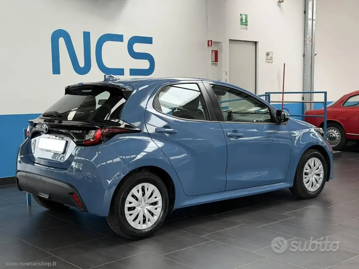 Begagnad Toyota Yaris Hybrid Business Edition 92 HK (67 kW) 2021 Blå Sedan