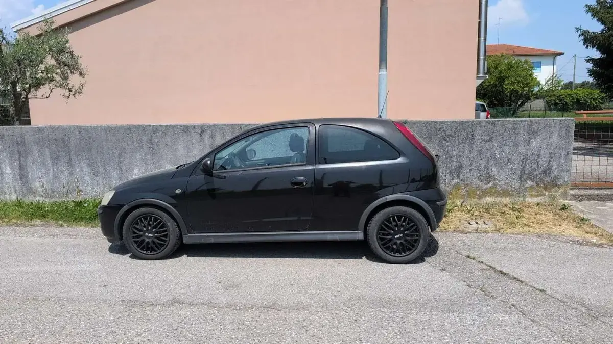 Usata Opel Corsa Sport 69 CV (50 kW) 2005 Nero Utilitaria