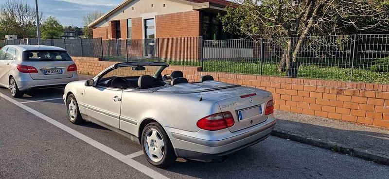 Usata Mercedes CLK200 192 CV (141 kW) 1998 Argento Cabrio
