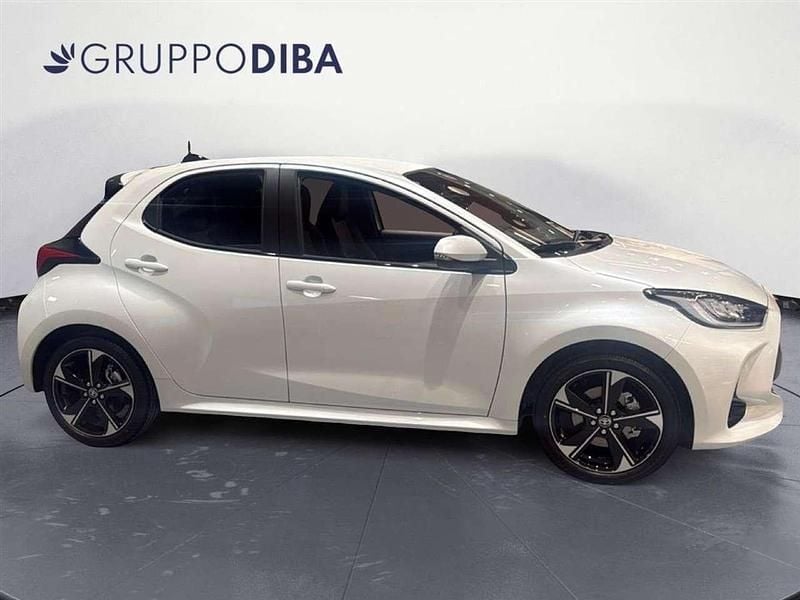 Ny Toyota Yaris Hybrid Lounge 131 HK (96 kW) 2026 Vit Halvkombi
