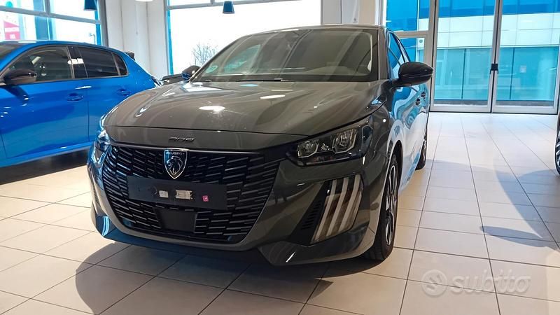 Usata Peugeot 208 Allure 100 CV (73 kW) 2024 Grigio Utilitaria