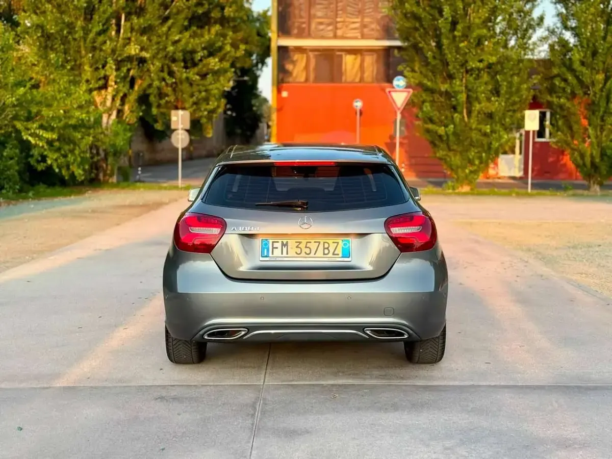 Usata Mercedes A180 109 CV (80 kW) 2017 Grigio Utilitaria