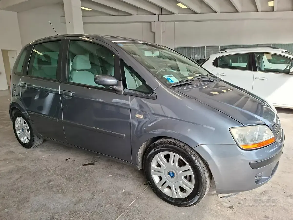 Usata Fiat Idea Active 95 CV (69 kW) 2004 Grigio Monovolume