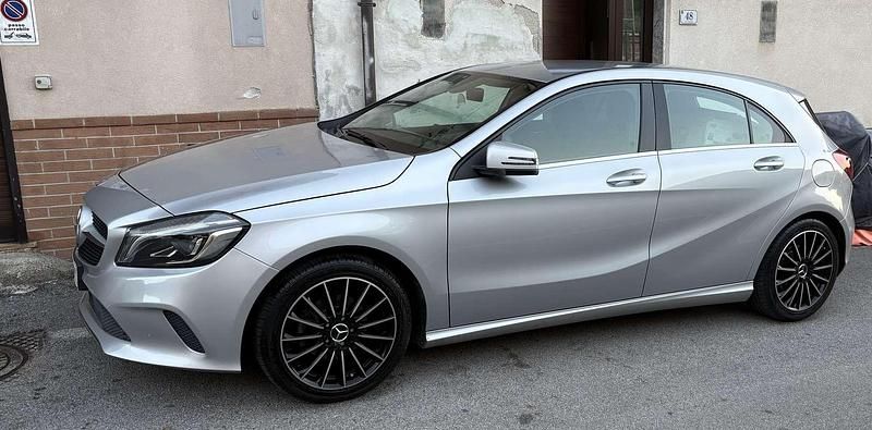 Usata Mercedes A180 109 CV (80 kW) 2017 Grigio Berlina