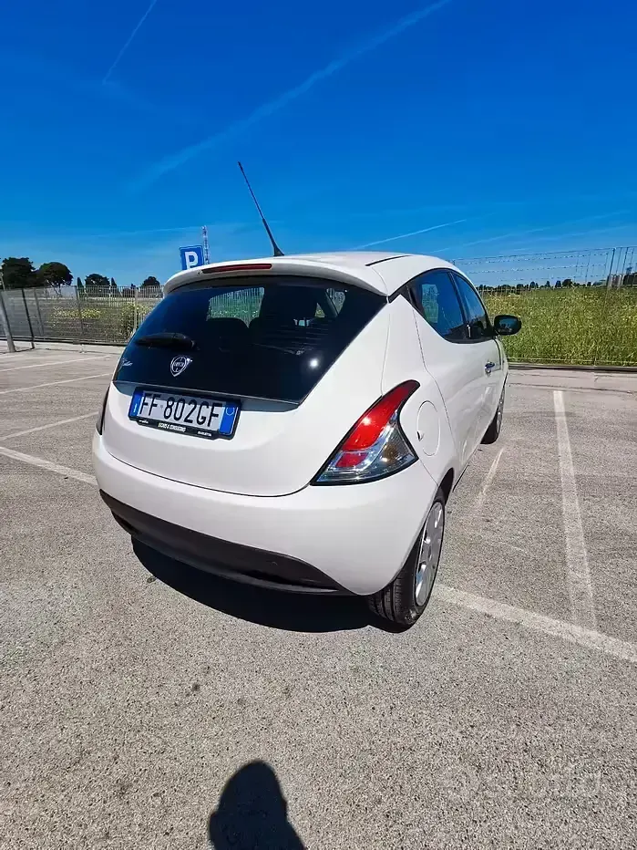 Usado Lancia Ypsilon Silver 69 HP (50 kW) 2016 Branco Citadino