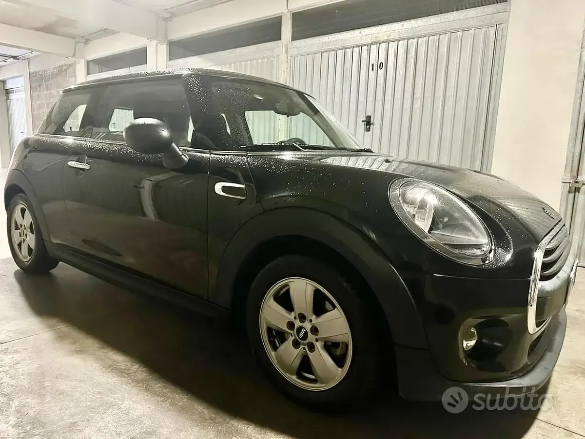 Usata Mini ONE 102 CV (75 kW) 2018 Nero Utilitaria
