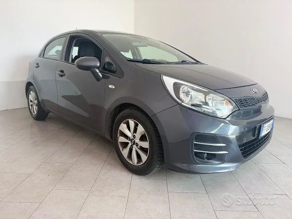 Usado Kia Rio 84 CV (61 kW) 2016 Gris Utilitario